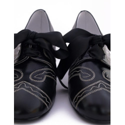 zapato negro pespunteado