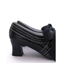 zapato negro pespunteado