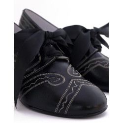 zapato negro pespunteado