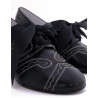 zapato negro pespunteado