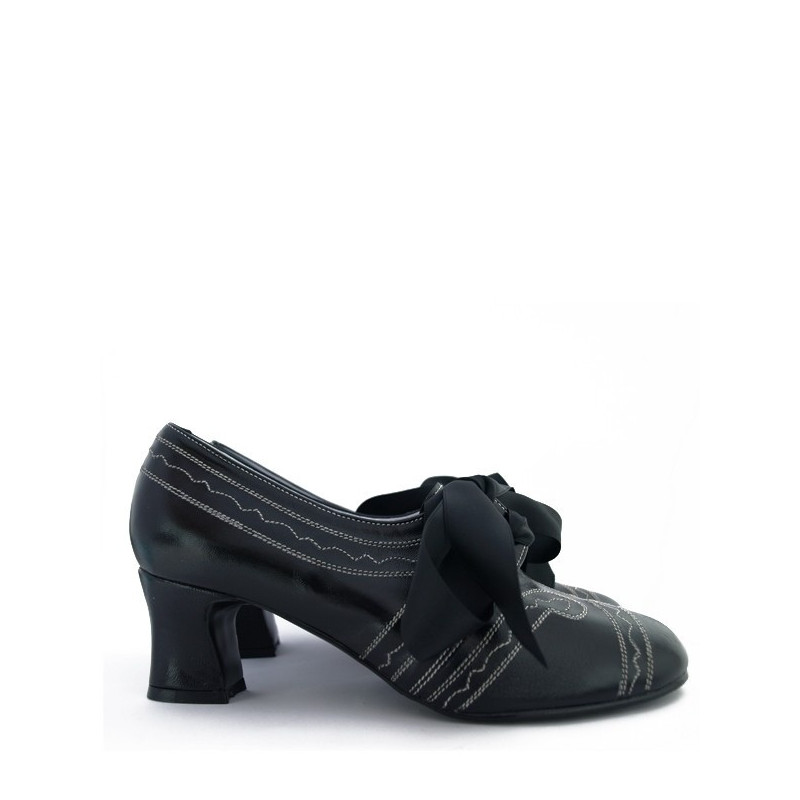 zapato negro pespunteado