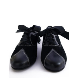 zapatos ante y piel pespunteados