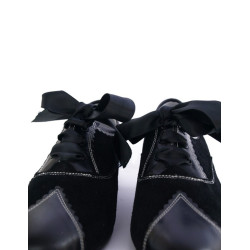 zapatos ante y piel pespunteados