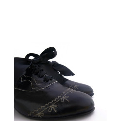 zapato pespuntes  negro tacón bajo
