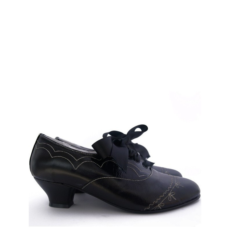 zapato pespuntes  negro tacón bajo