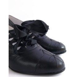 zapato perforado negro tacón alto