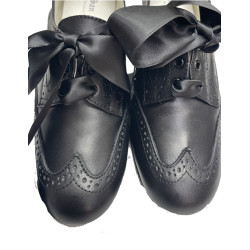 ZAPATO NEGRO TROQUELADO ALTO
