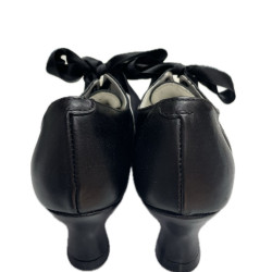 ZAPATO NEGRO TROQUELADO ALTO
